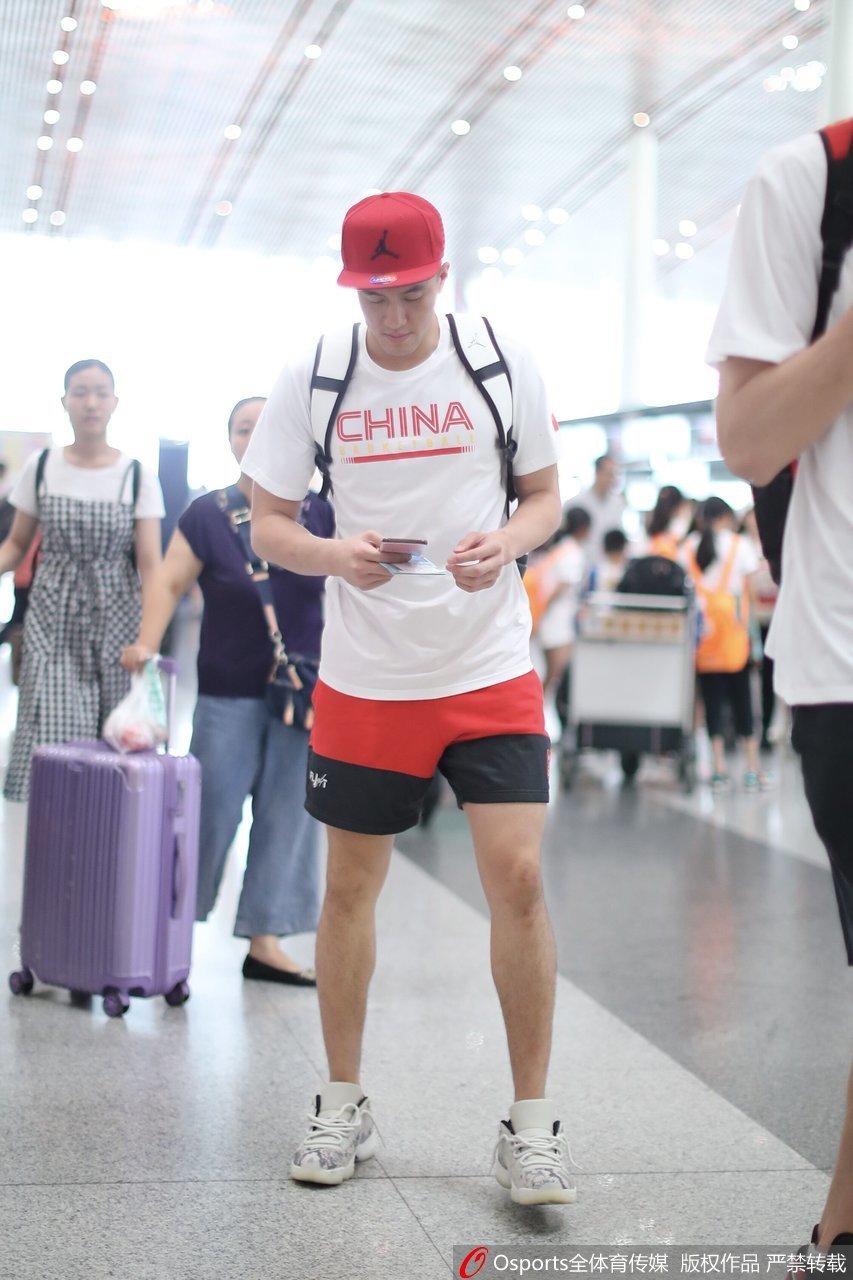 中国男篮现身首都机场 出征姚基金慈善赛