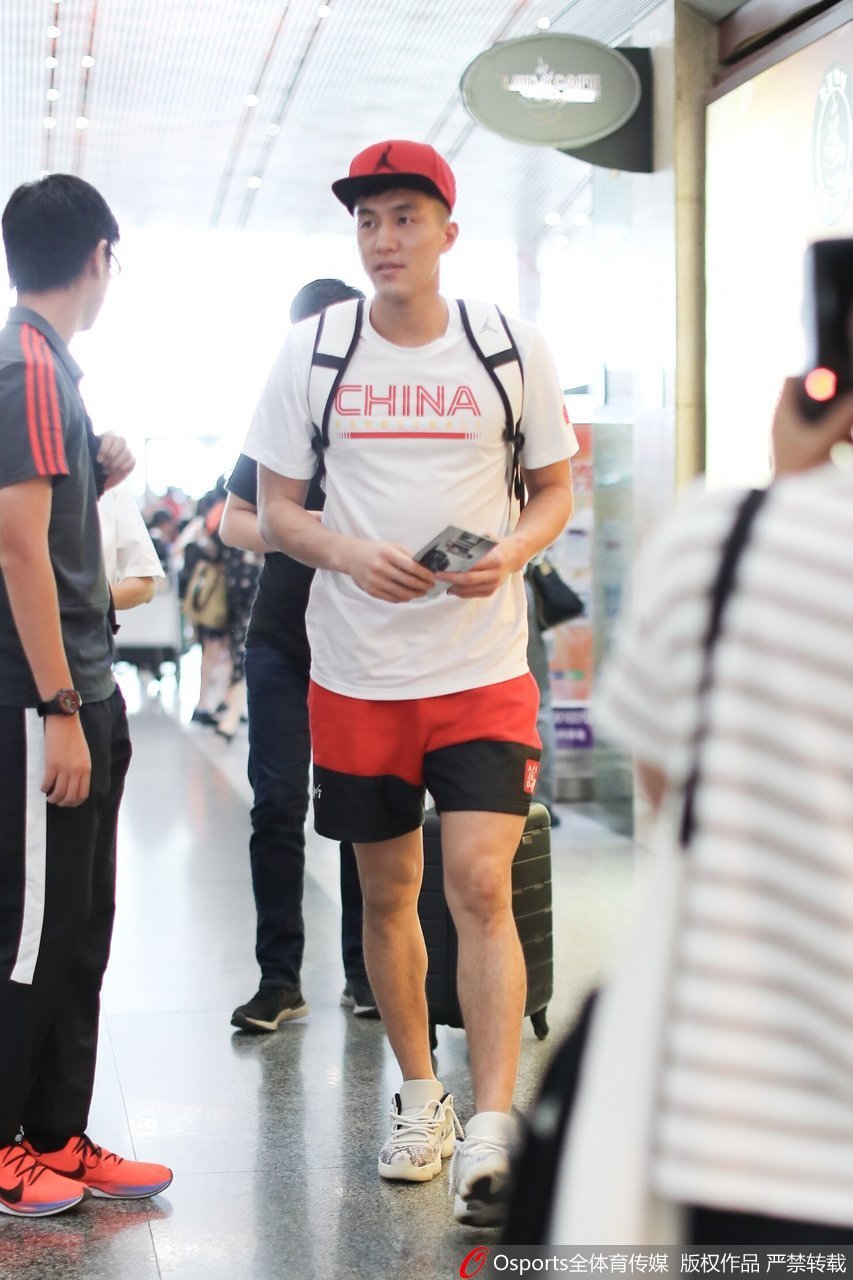 中国男篮现身首都机场 出征姚基金慈善赛