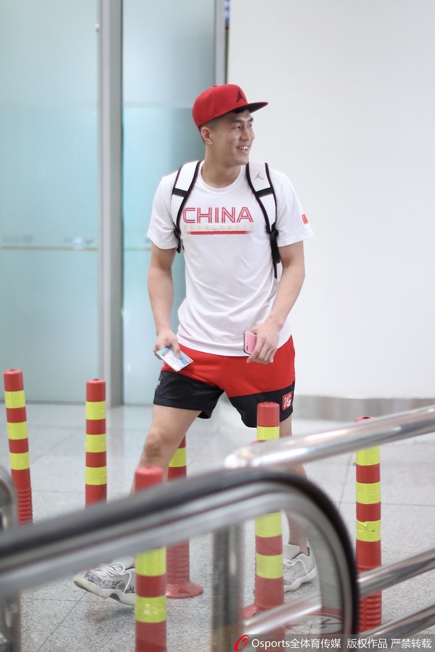 中国男篮现身首都机场 出征姚基金慈善赛