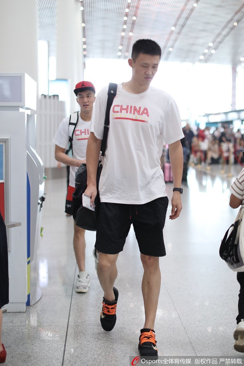 中国男篮现身首都机场 出征姚基金慈善赛