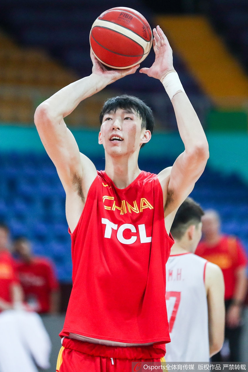 中国男篮备战训练 球员表情轻松