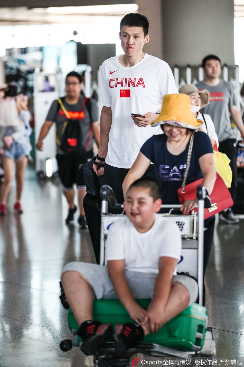 周琦孙铭徽“吨吨吨”喝饮料心情好