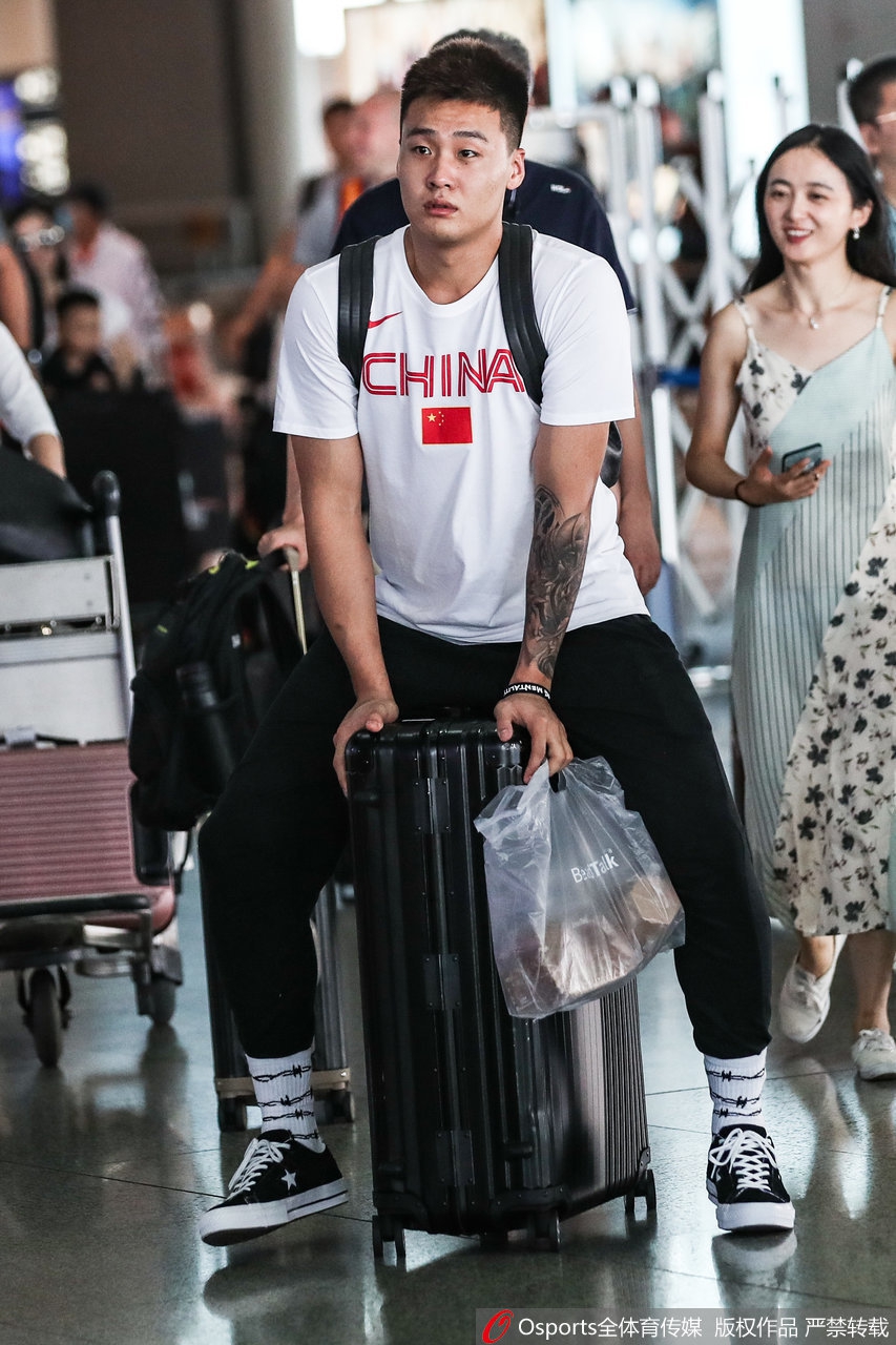 周琦孙铭徽“吨吨吨”喝饮料心情好