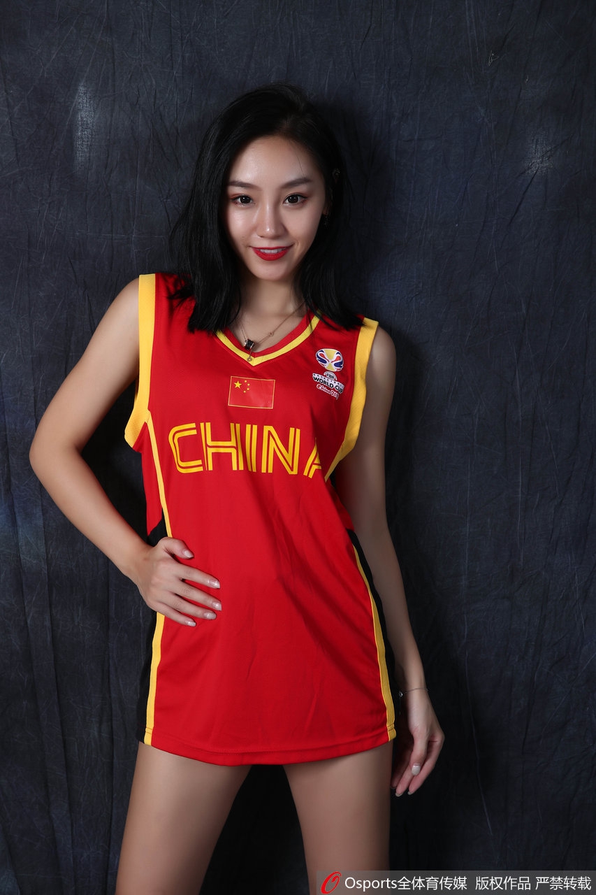 啦啦宝贝秀修长美腿 助威中国男篮重整旗鼓