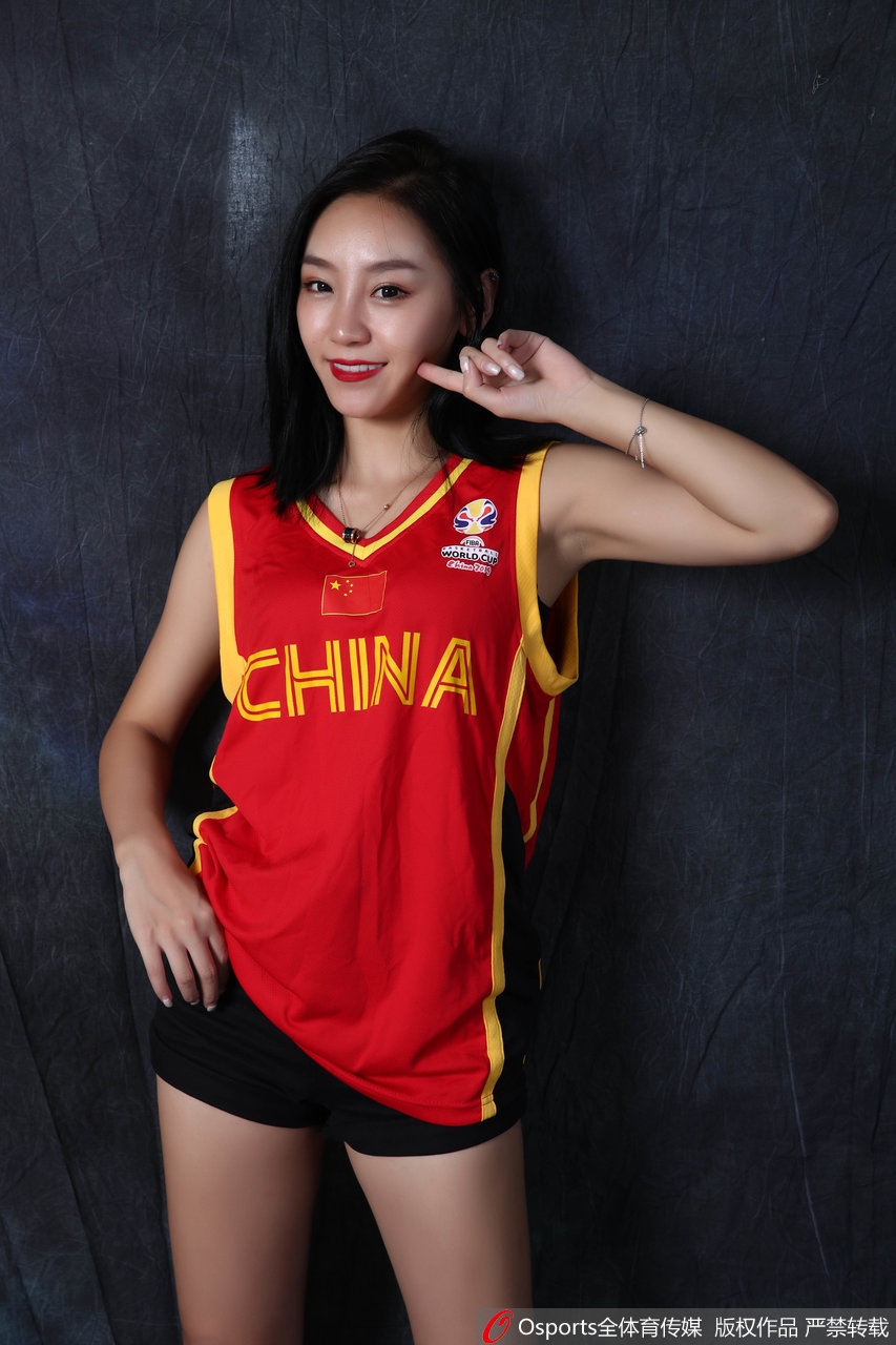 啦啦宝贝秀修长美腿 助威中国男篮重整旗鼓