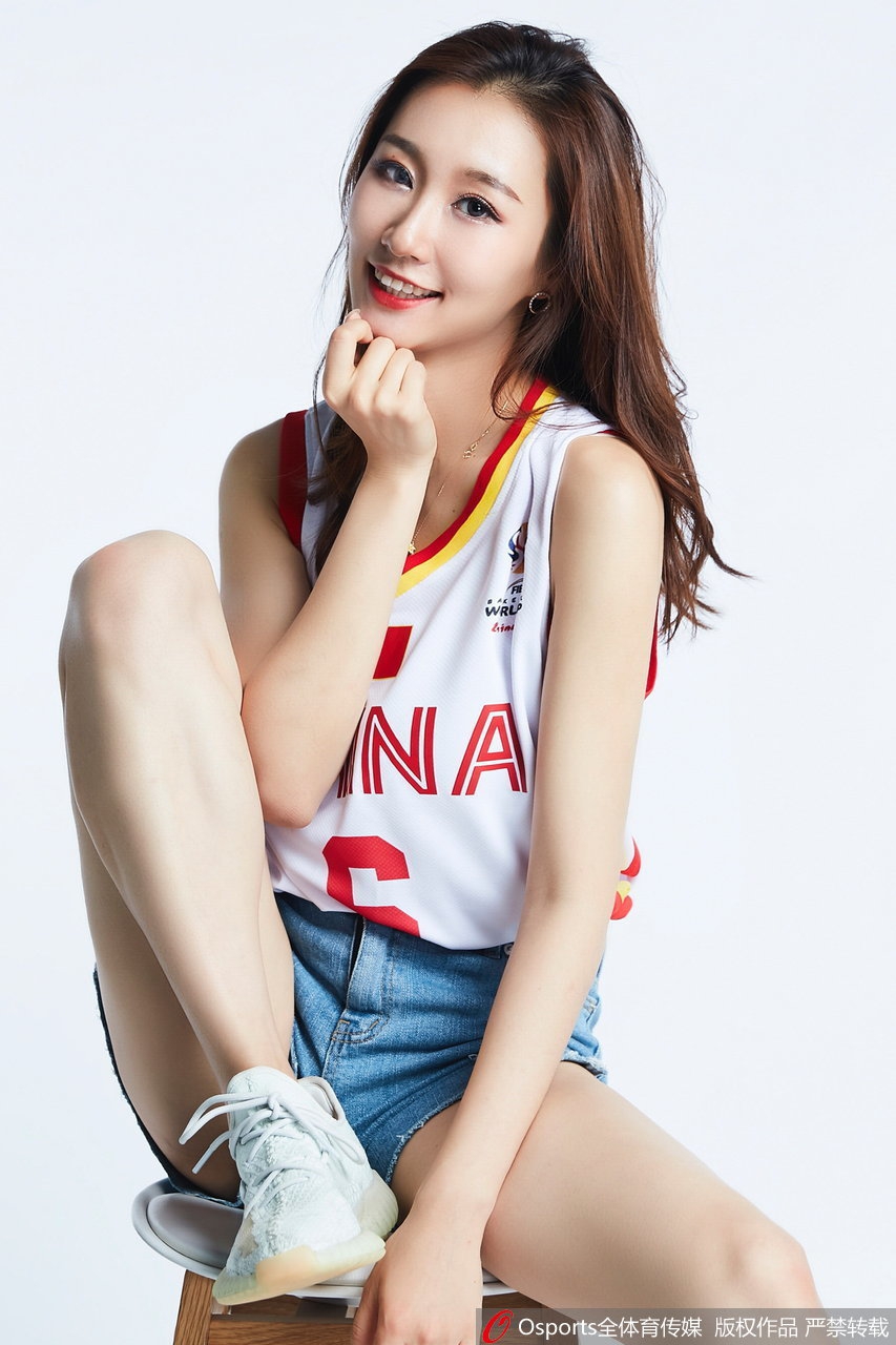 篮球宝贝纯情写真 助力中国男篮重整旗鼓