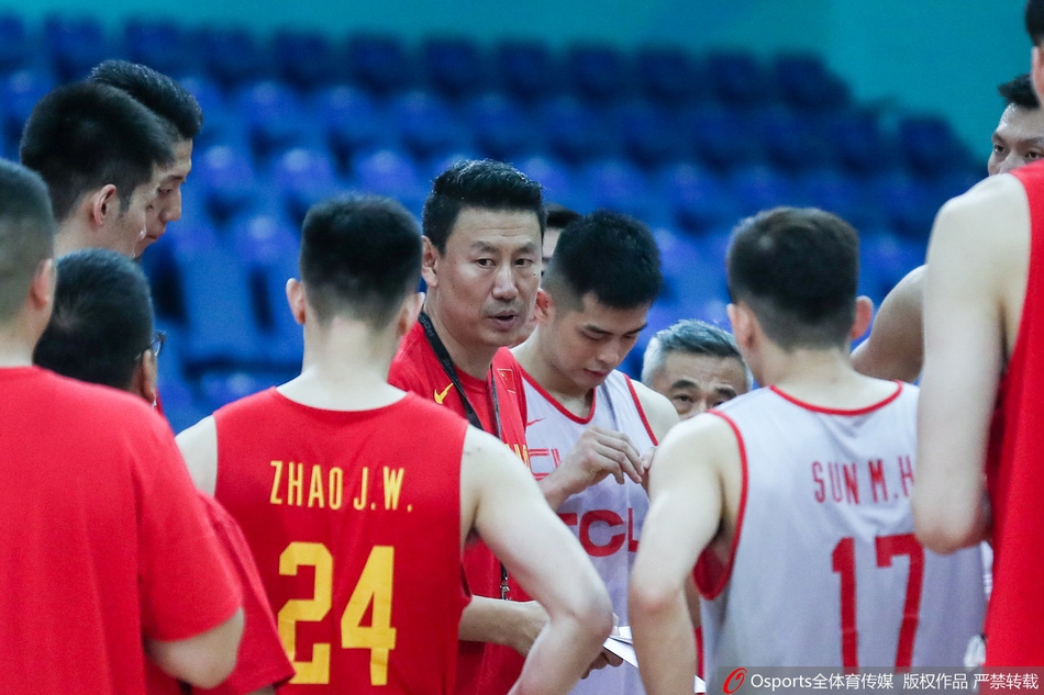 中国男篮备战训练 球员表情轻松