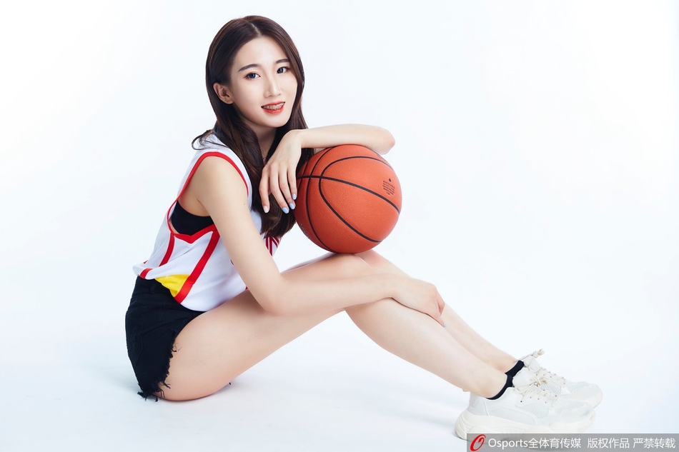 篮球宝贝纯情写真 助力中国男篮重整旗鼓