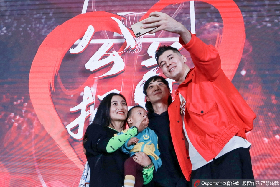 新疆球迷见面会 周琦亮相受球迷热捧