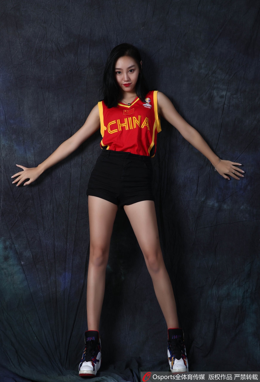 啦啦宝贝秀修长美腿 助威中国男篮重整旗鼓