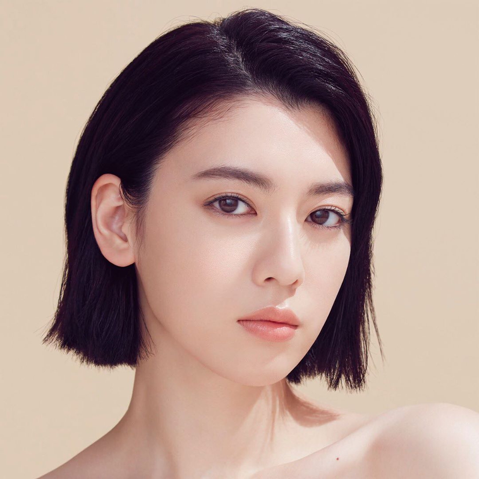 周杰伦新歌MV女主三吉彩花 完美驾驭运动风!