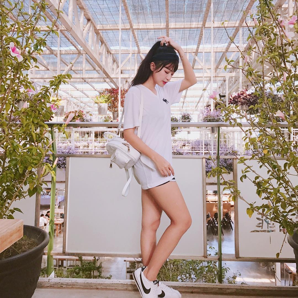 爱打篮球的美女模特 她带球撞人你肯定防不住