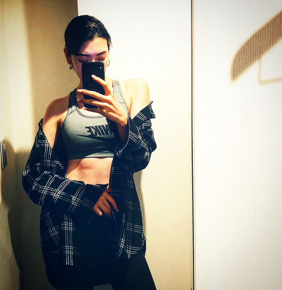 周杰伦新歌MV女主三吉彩花 完美驾驭运动风!