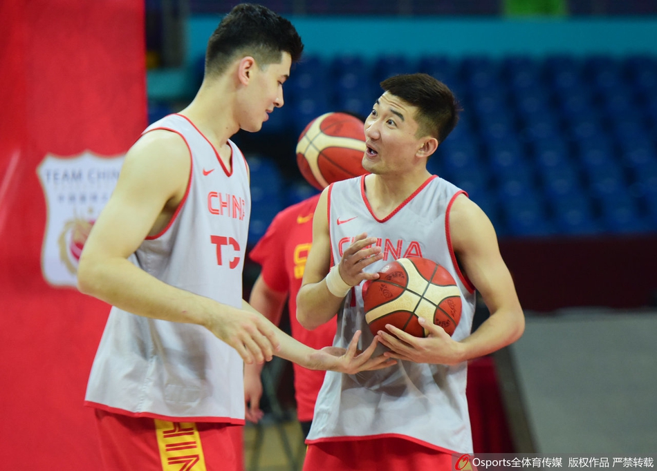 中国男篮备战训练 球员表情轻松