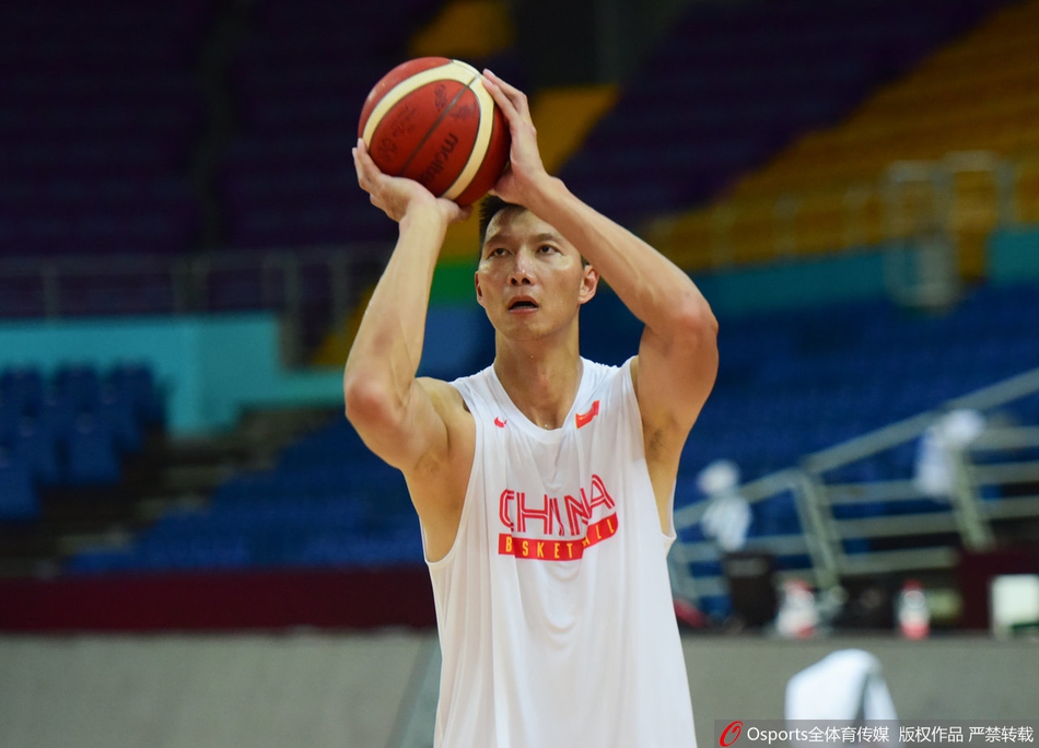 中国男篮备战训练 球员表情轻松