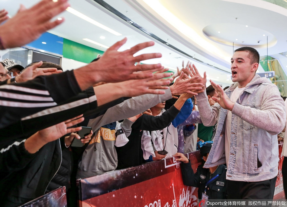 新疆球迷见面会 周琦亮相受球迷热捧