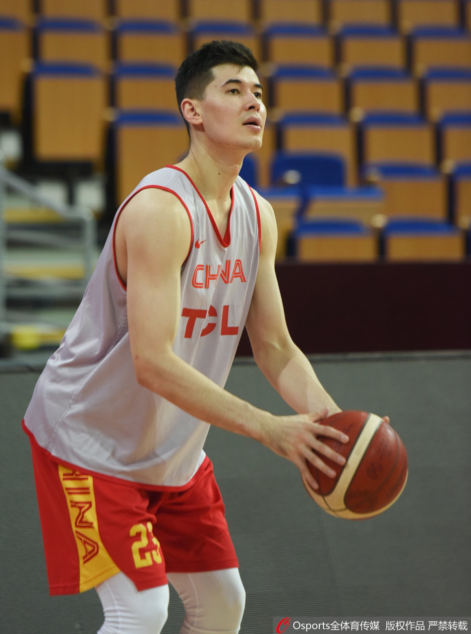 中国男篮备战训练 球员表情轻松