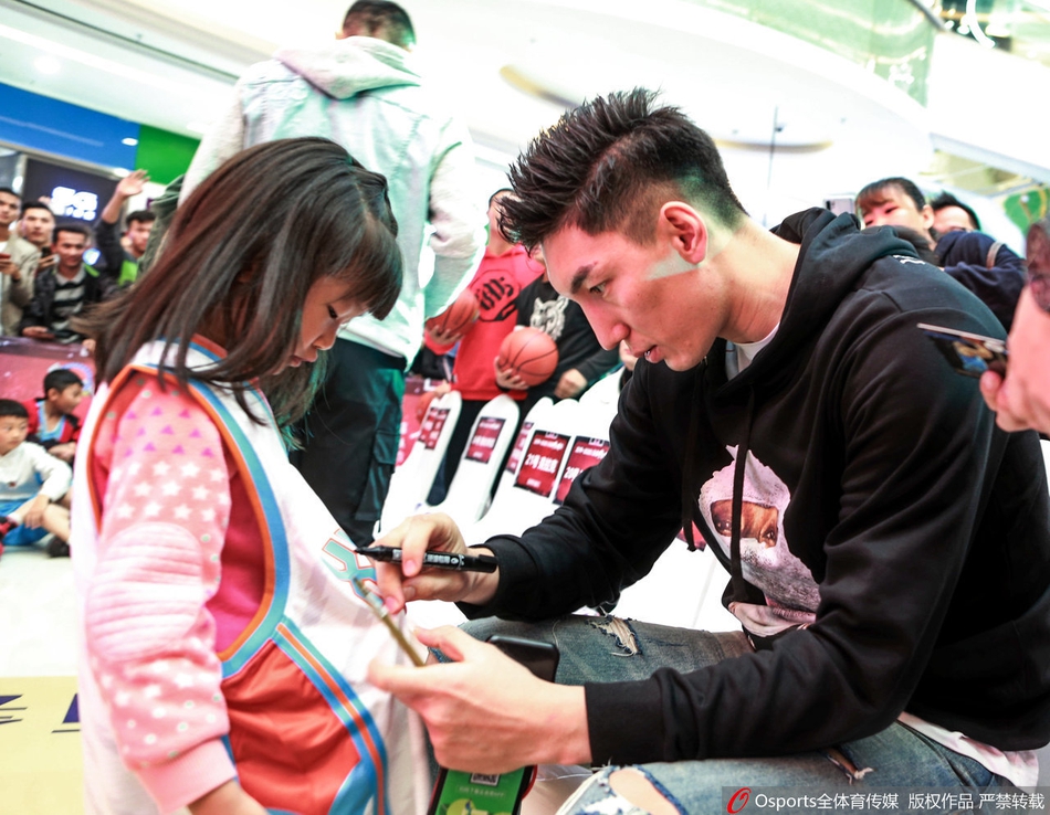 新疆球迷见面会 周琦亮相受球迷热捧