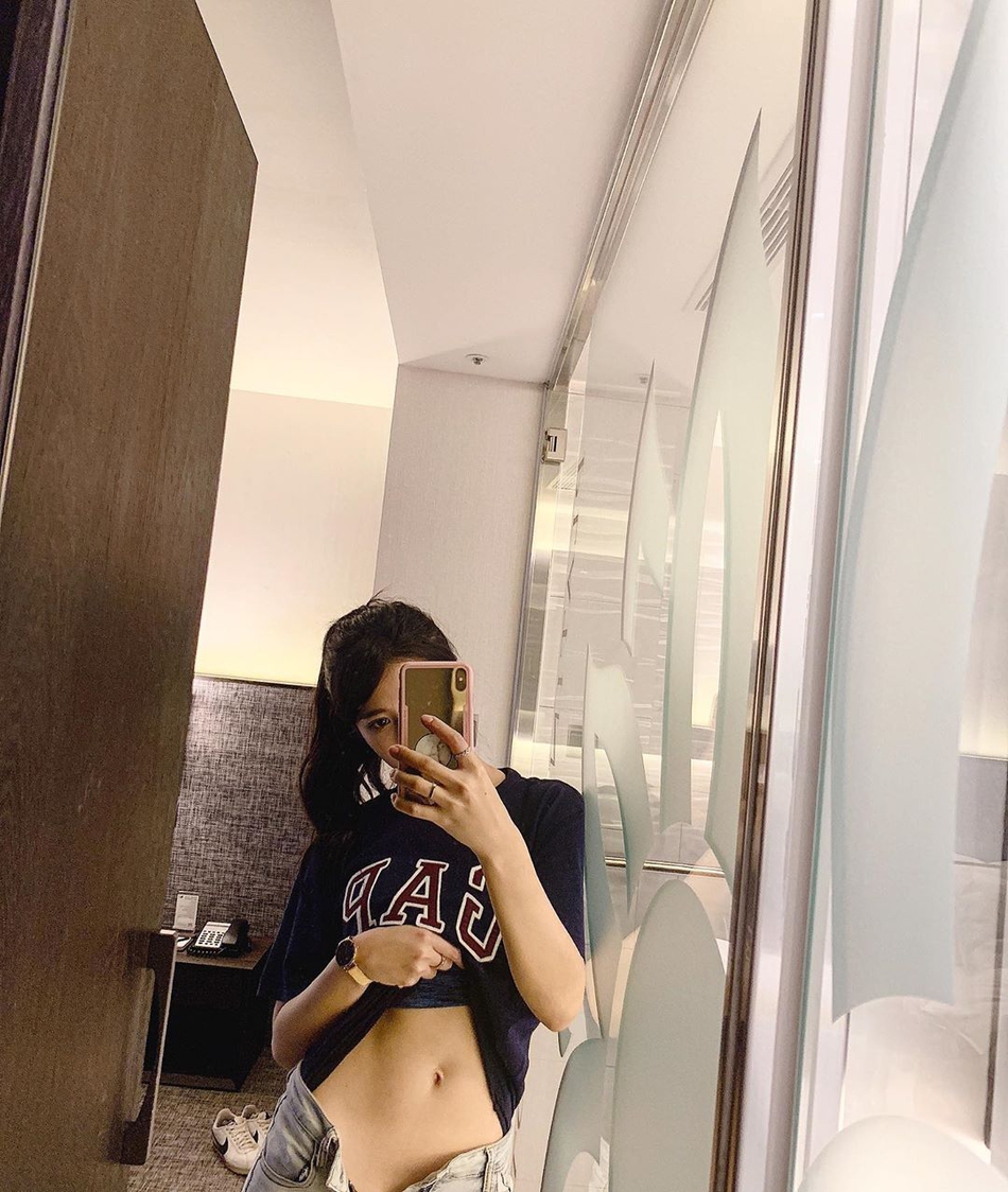 爱打篮球的美女模特 她带球撞人你肯定防不住