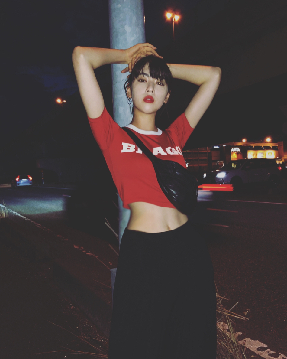 周杰伦新歌MV女主三吉彩花 完美驾驭运动风!