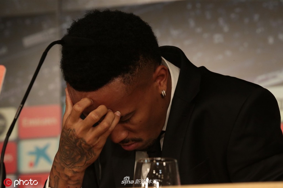 激动了？皇马新援亮相突然头晕