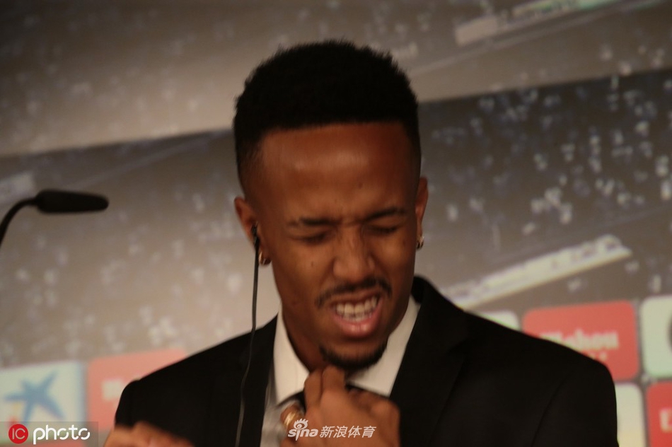 激动了？皇马新援亮相突然头晕