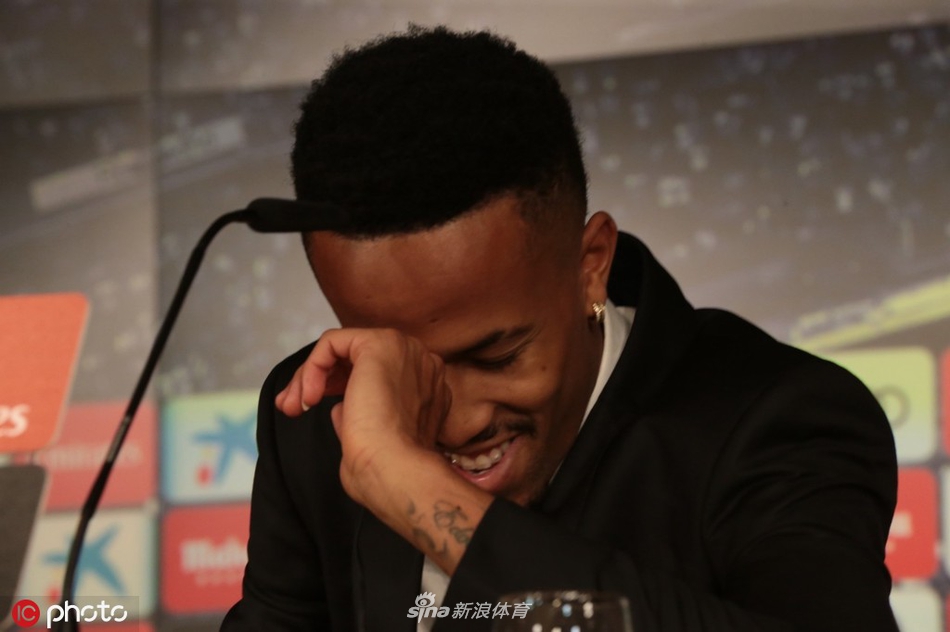 激动了？皇马新援亮相突然头晕