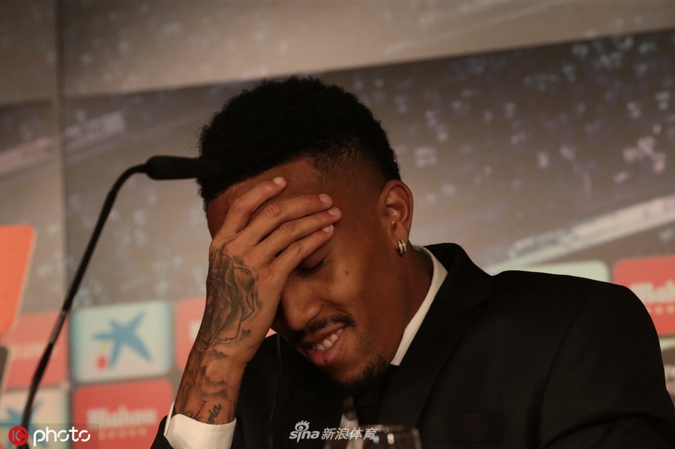 激动了？皇马新援亮相突然头晕