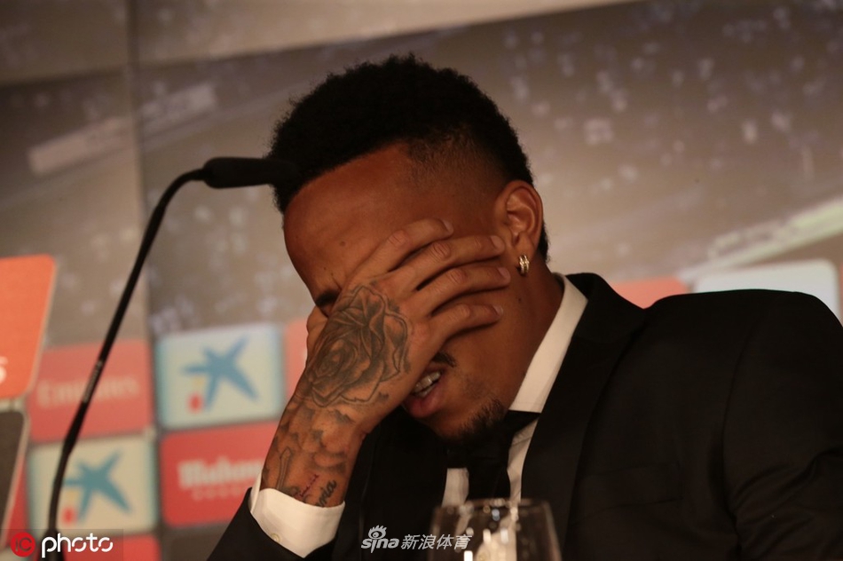 激动了？皇马新援亮相突然头晕