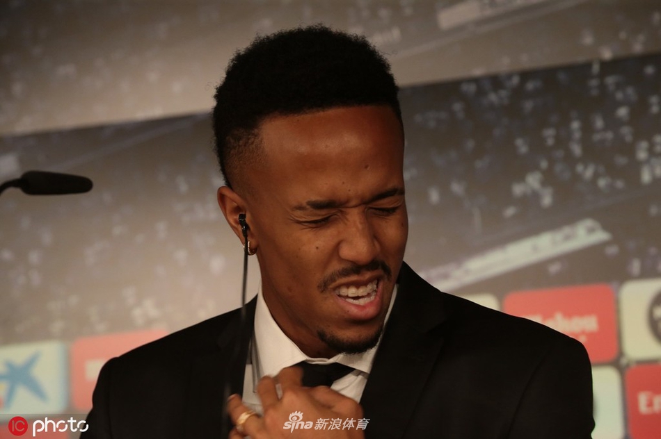 激动了？皇马新援亮相突然头晕