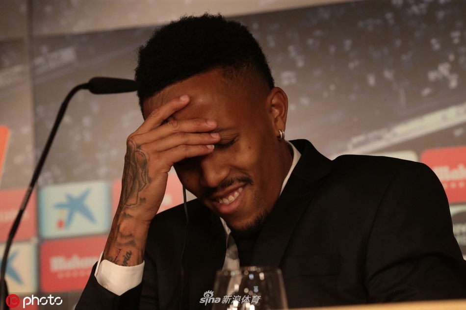 激动了？皇马新援亮相突然头晕