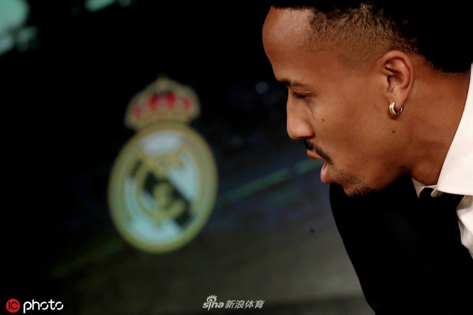 激动了？皇马新援亮相突然头晕