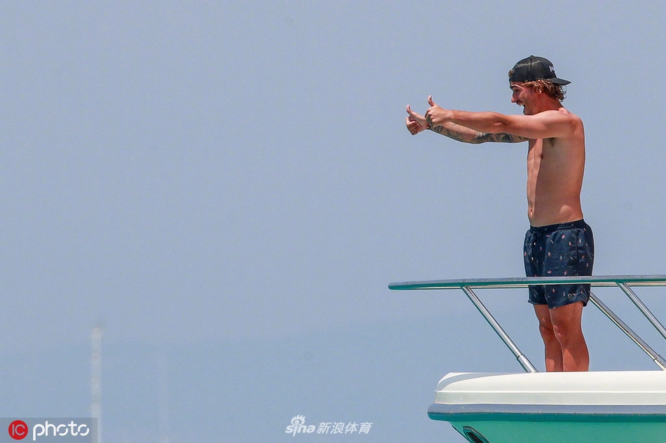 格列兹曼度假 咋胖成这模样了