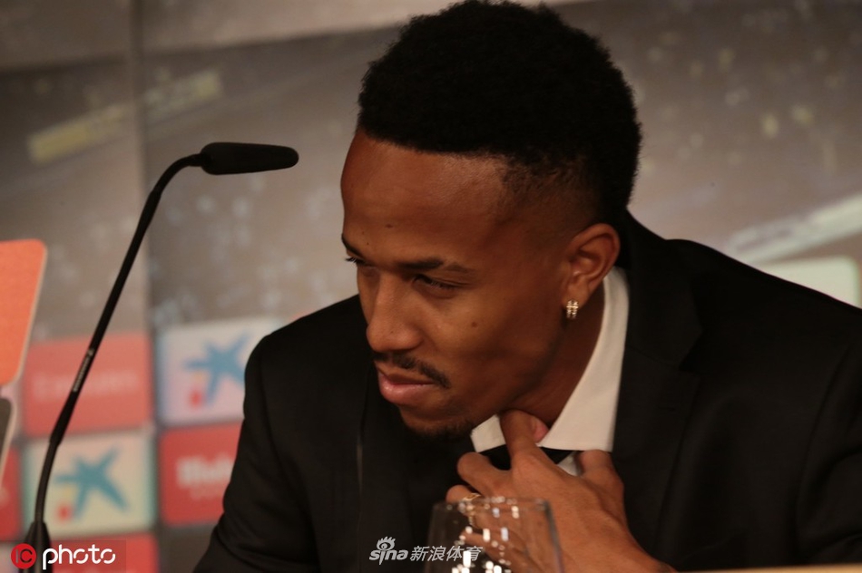 激动了？皇马新援亮相突然头晕