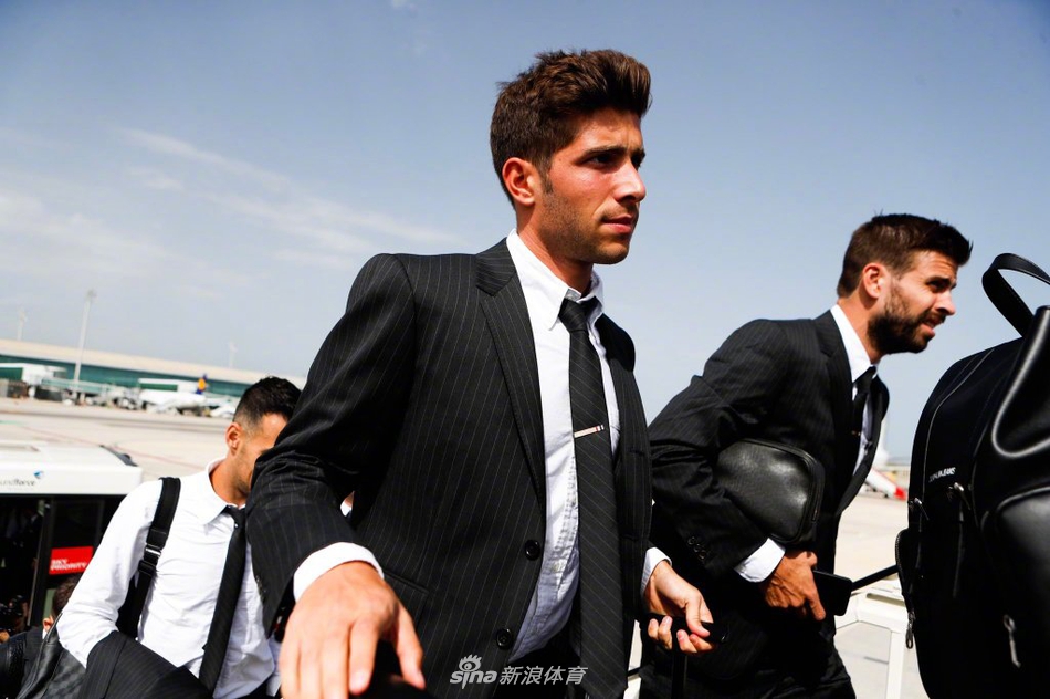 梅西回归！巴萨西装队出征欧冠