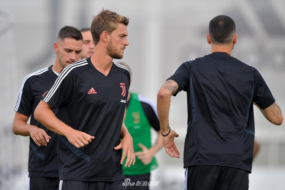 萨里尤文首训！小将布冯抢镜