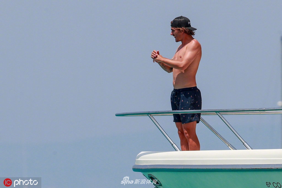 格列兹曼度假 咋胖成这模样了