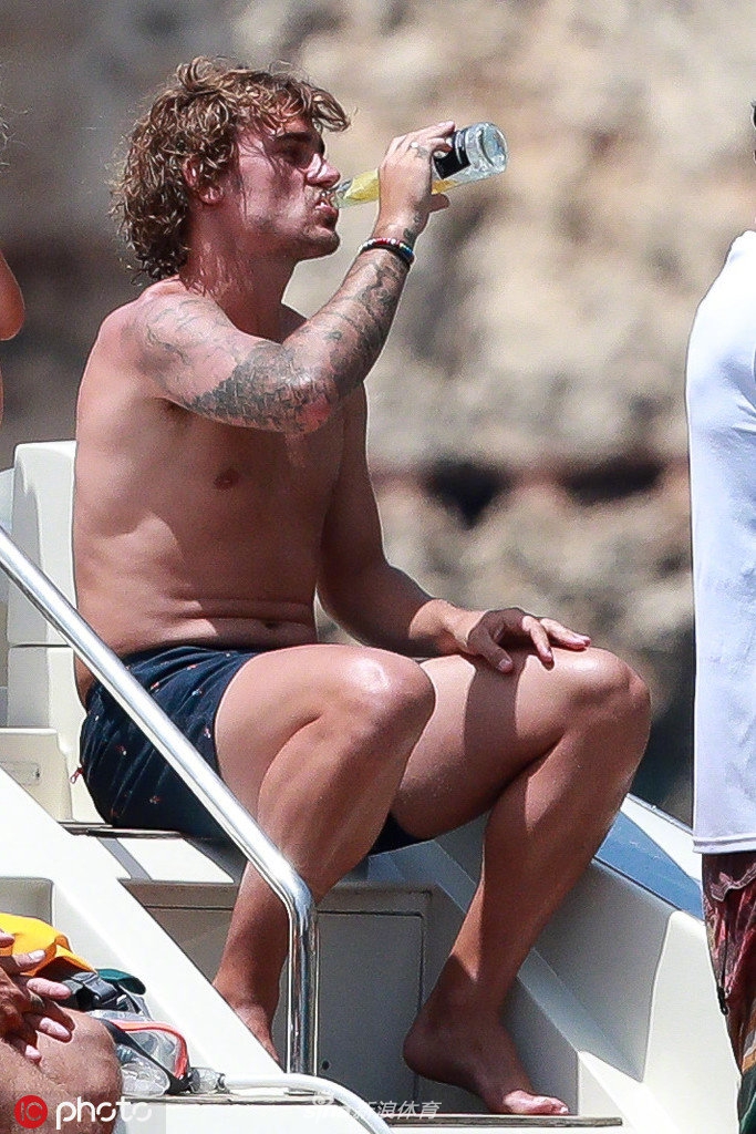 格列兹曼度假 咋胖成这模样了