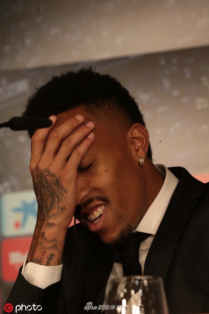 激动了？皇马新援亮相突然头晕