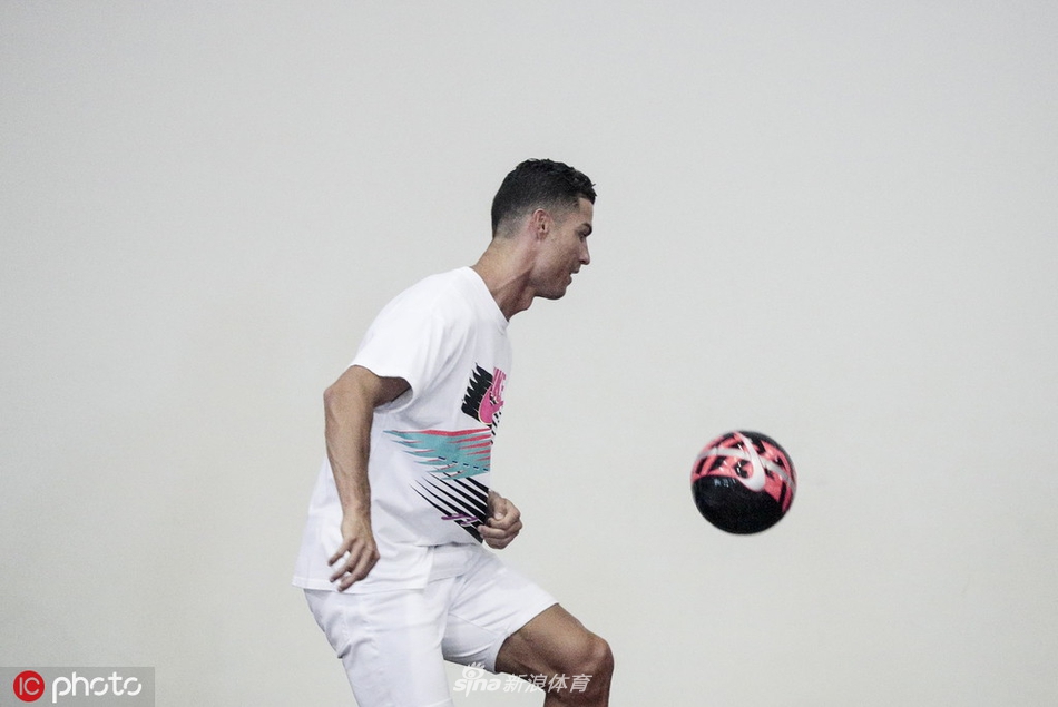 C罗与小学生互动 这魅力没说的