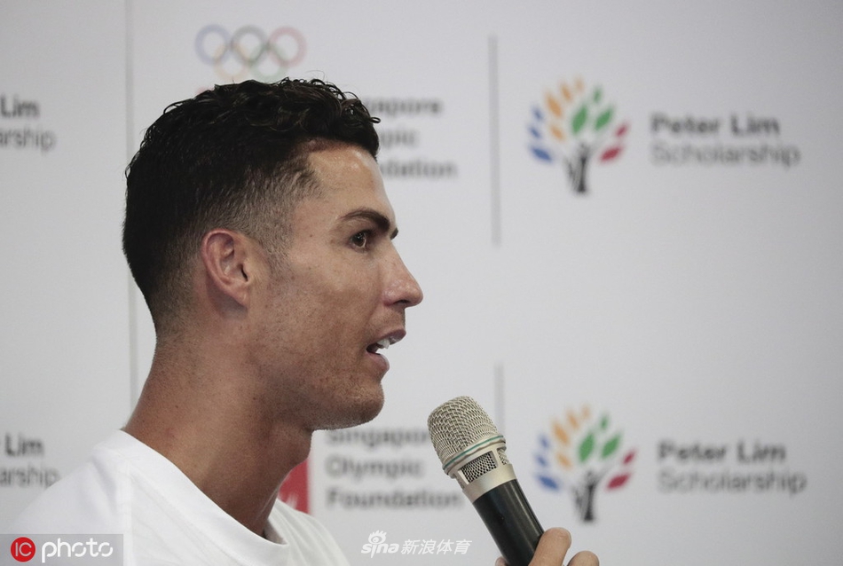 C罗与小学生互动 这魅力没说的