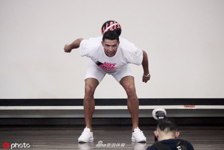 C罗与小学生互动 这魅力没说的