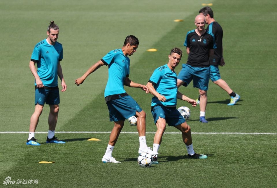 皇马训练备战欧冠决赛齐祖抢镜