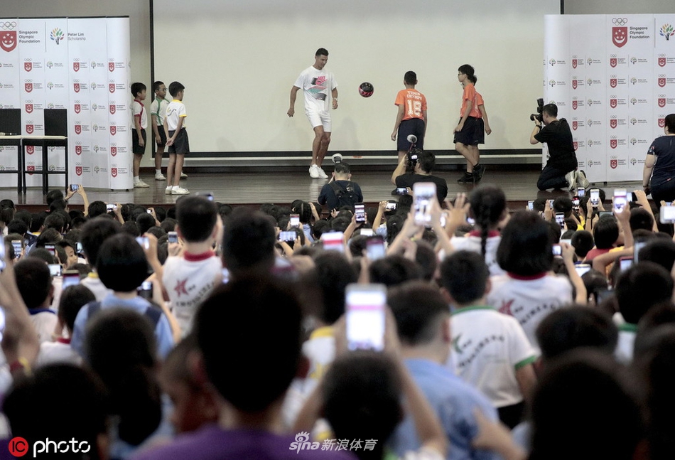 C罗与小学生互动 这魅力没说的