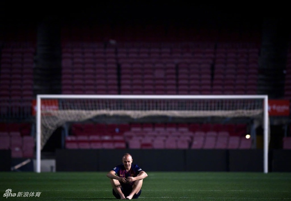 看哭！伊涅斯塔独自久坐诺坎普