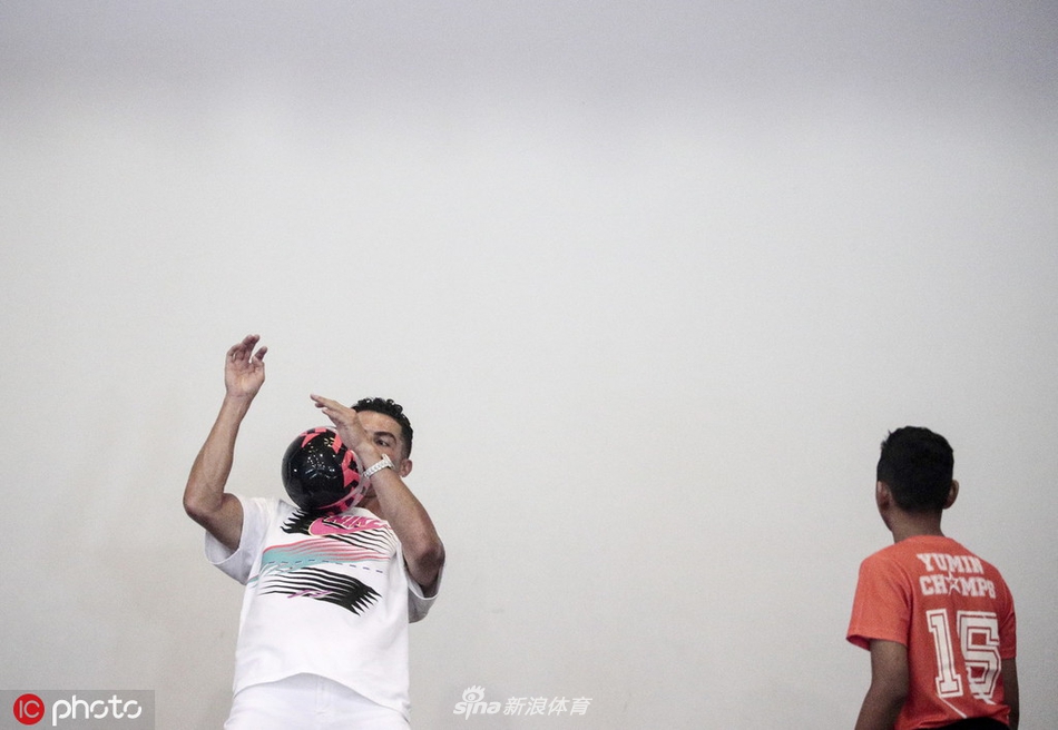 C罗与小学生互动 这魅力没说的