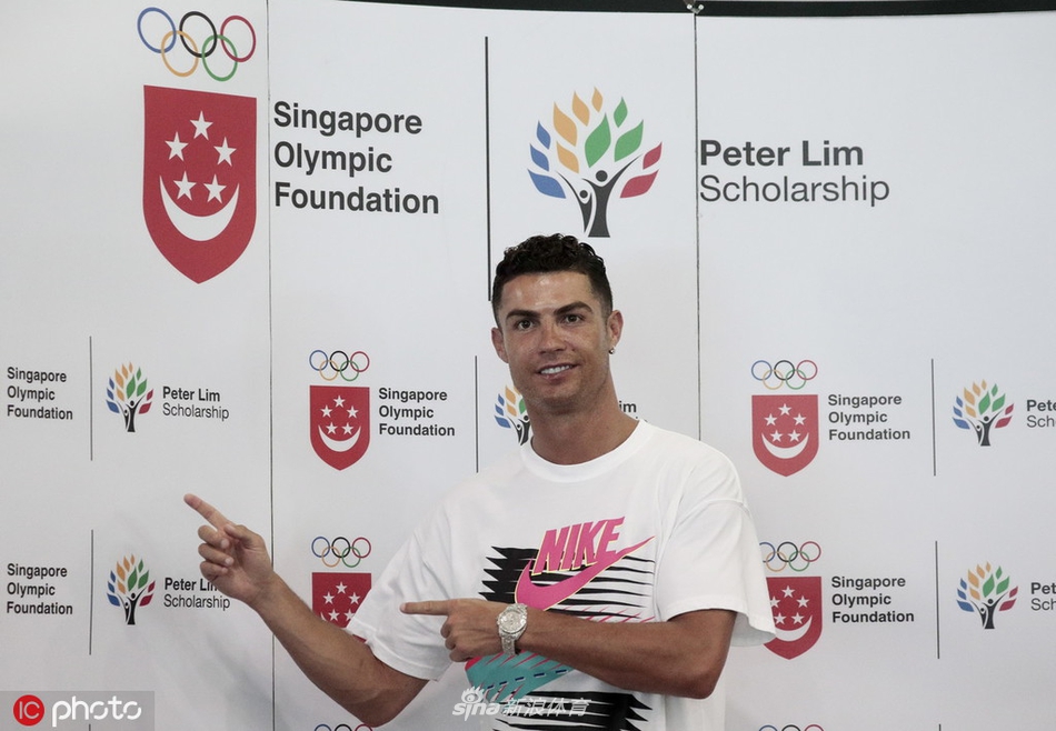 C罗与小学生互动 这魅力没说的