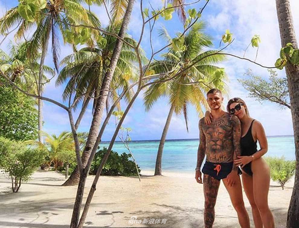 香艳！二弟旺达水中紧拥热吻