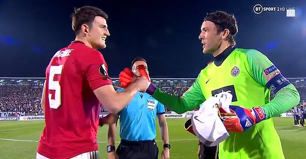 逗！曼联队长忘挑边被裁判喊回