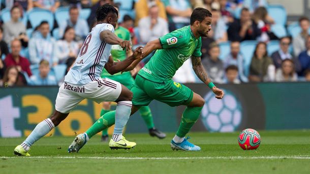 西甲闹大乌龙！这球谁看得清啊